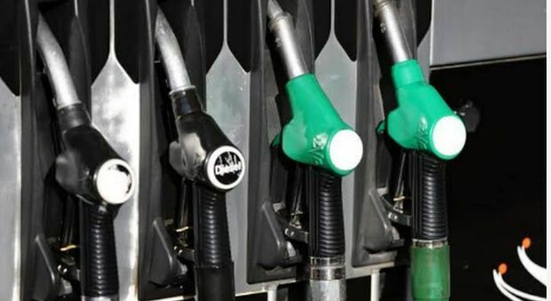  Caro benzina, spunta un bonus per dipendenti e partite Iva. Il taglio accise fino al 5 settembre 