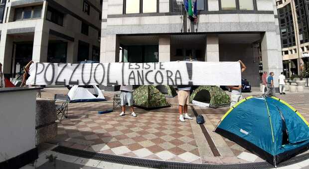  Terremoto Campi Flegrei, protesta con le tende davanti alla sede del Consiglio Regionale  