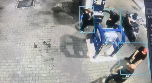  Giugliano, assaltano il distributore: tre banditi armati fuggono con l?incasso 