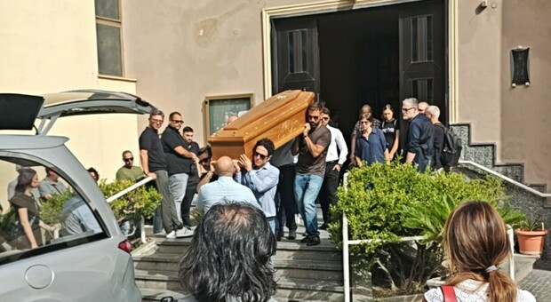  Morti in Salento mentre erano in vacanza: centinaia di persone stamattina per l?ultimo saluto a Dario Serra 