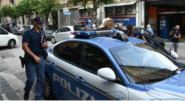  Raid in pieno centro a Napoli: turista stordito con una bottigliata in testa e rapinato 