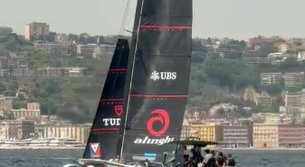  Tudor Team Alinghi decolla nel Golfo di Napoli 