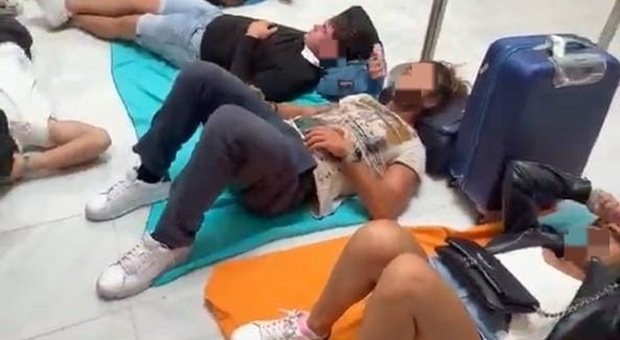  Mykonos, passeggeri restano bloccati in Grecia: l?odissea per poter tornare a Roma 