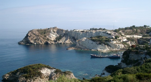 https://statics.cedscdn.it/photos/MED/2026/08/27/9728473_27153639_punta_papa_ponza.jpg