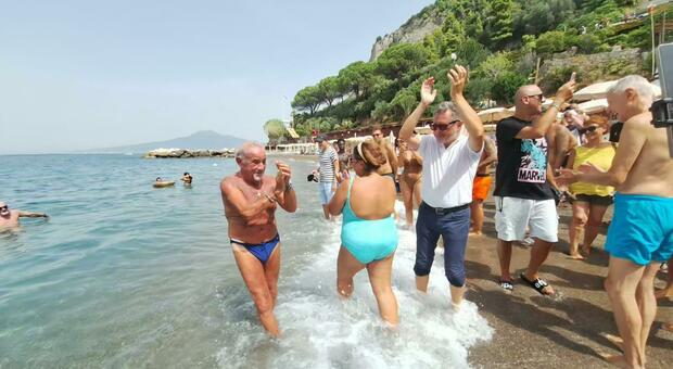  Vico Equense, lido chiuso: tuffi di rivincita dopo i divieti e i processi 