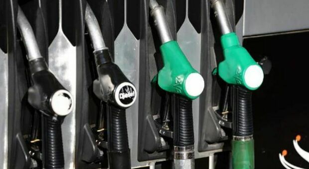 Benzina, ipotesi bonus fiscale ai redditi fino a 50mila euro ma contro il caro carburanti il governo &egrave; diviso