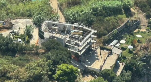  Forio d?Ischia, carabinieri sorvolano l?isola e scoprono un cantiere abusivo sulla scogliera 