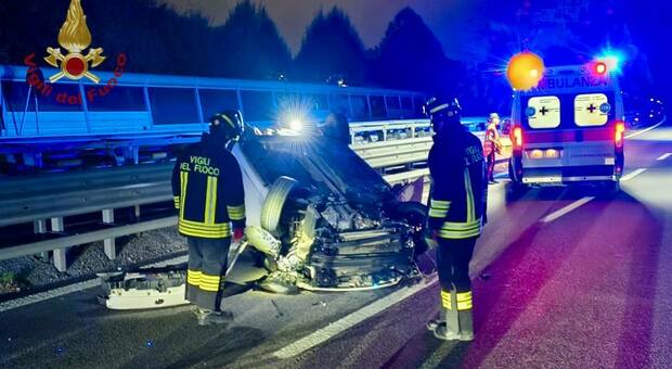 Incidente tra due auto sulla tangenziale di Limena, una delle vetture si ribalta dopo il violento impatto: due feriti