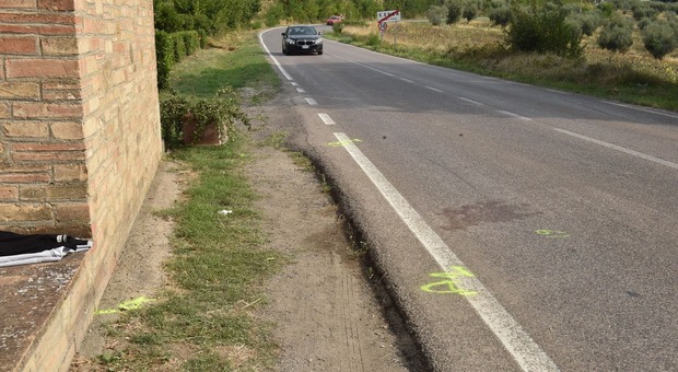  Incidente Perugia, morti due ragazzi di 16 e 17 anni sbalzati dall'auto e scaraventati contro il muro. Alla guida neo patentato 18enne 
