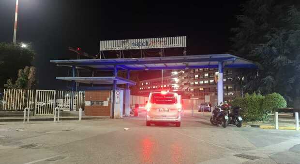  Muore a 37 anni: gli amici lo abbandonano davanti all'ospedale di Pozzuoli 