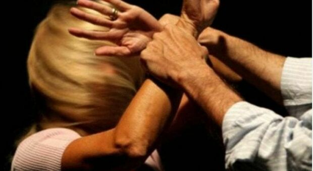  Italiano in Spagna uccide a coltellate la compagna di 47 anni: tragedia vicino a Huelva 