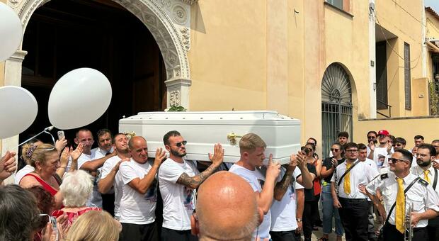  Investito da un taxi a Capri, a Boscoreale l?ultimo saluto a Giuseppe Riccardi: «La morte non ha vinto» 
