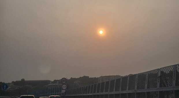  Cielo giallo a Napoli, il motivo: l'arrivo della polvere del Sahara in Campania 