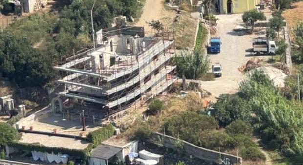  Ischia, nuovo sfregio: un cantiere abusivo scoperto in elicottero 