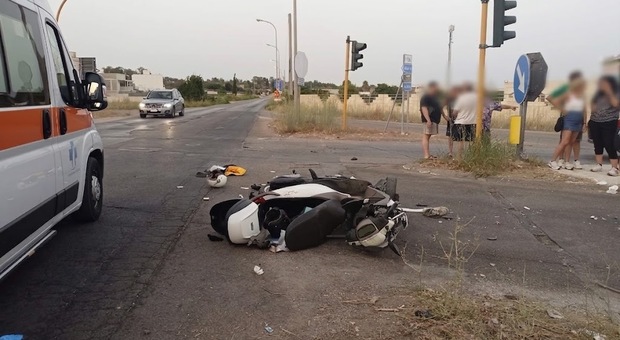 Incidente a Oria, scontro tra auto e scooter: due ragazzi di Torre in codice rosso al Perrino