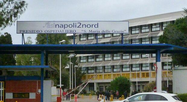  Pozzuoli, in ospedale per curarsi vede il figlio morto di droga e gli amici che scappano 