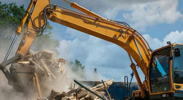  Ischia: dopo l'ordine di demolizione per la sua casa, sale sul tetto e minaccia il suicidio 