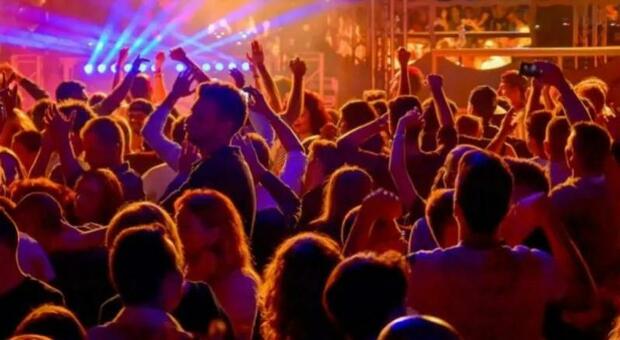  Pestato a tradimento fuori dal locale e gettato in un fosso a Palinuro: caccia agli aggressori nel Cilento 