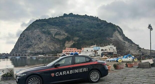 Ischia, controlli a tappeto dei carabinieri: denunciato un 20enne per porto abusivo di armi, scoperte ragazze ladre