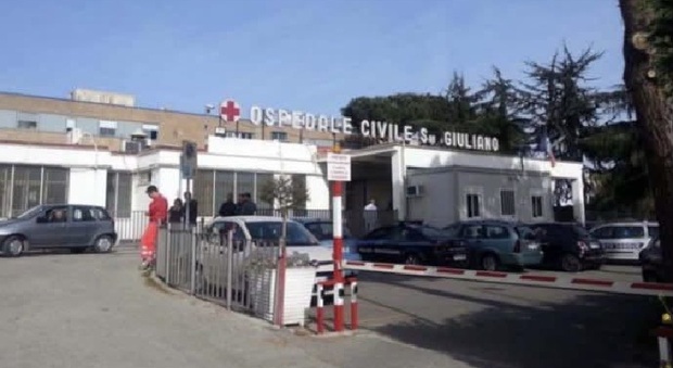  «Ti devi muovere»: infermiera aggredita mentre soccorre una paziente. Arrestata una 54enne 