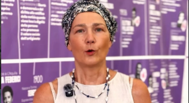 La consigliera dem lombarda Roberta Vallacchi (in cura per un tumore) insultata sui social: «Togliti quel foulard, fai schifo»