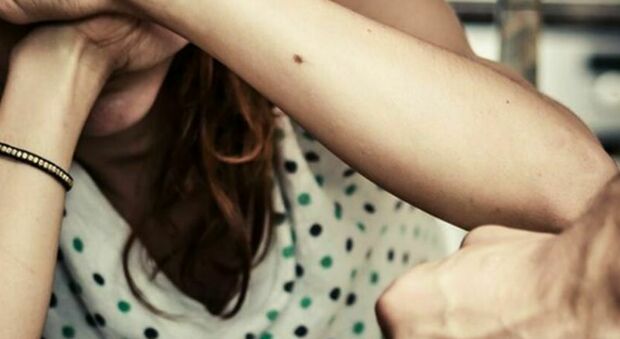 Roma, 16enne uccide di botte la madre e d&agrave; l'allarme al 112: &laquo;Venite, l'ho picchiata&raquo;