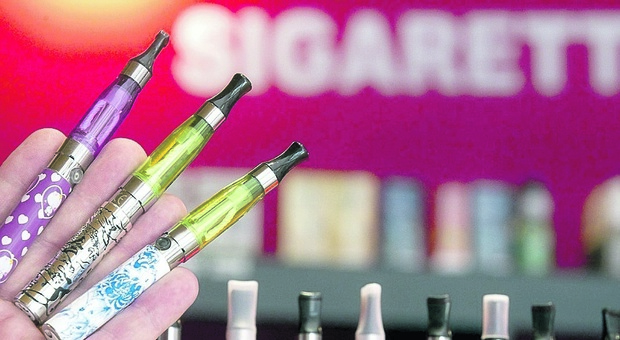  «Mariscià, mi chiedono anche queste», a Napoli arriva anche il contrabbando di ricariche per sigarette elettroniche: multato 70enne 