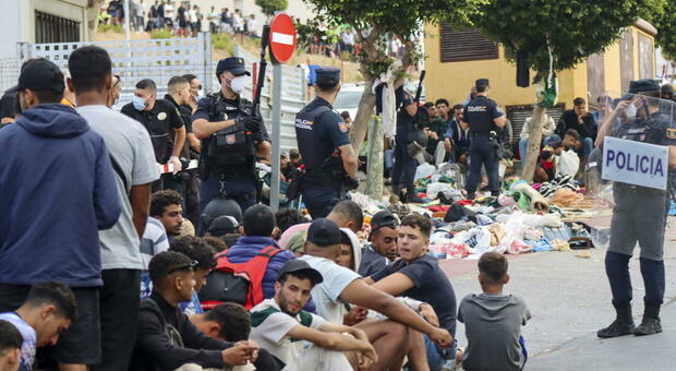Ceuta, Sanchez: &laquo;Reti russe e israeliane hanno spinto i migranti a superare le frontiere. Vogliono attaccare la Spagna e dividere l'Europa&raquo;