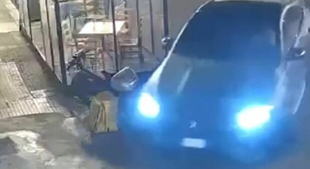 La bici del rider, video del titolare del Suv: "Nessun gesto volontario, pronto a rimediare". La ricostruzione e la precisazione