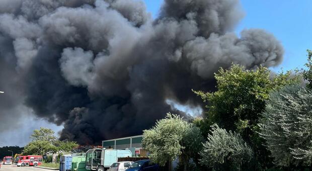  Incendio ad Airola, rogo al deposito di rifiuti, scatta l?alert ambientale 