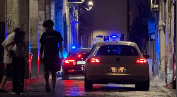  Litigio al centro storico dalle parole alle coltellate ferito un uomo: si indaga 