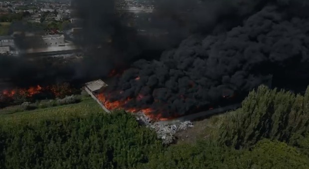 Airola, in fiamme deposito di rifiuti: vigili del fuoco ancora al lavoro per spegnere l'incendio