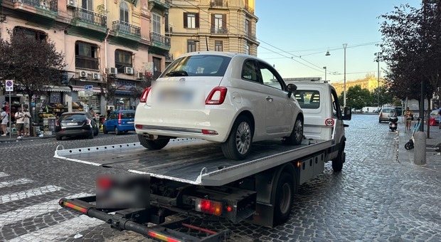  La targa non combacia con l'auto, alla stazione di Napoli ritrovata una vettura rubata a Bari 