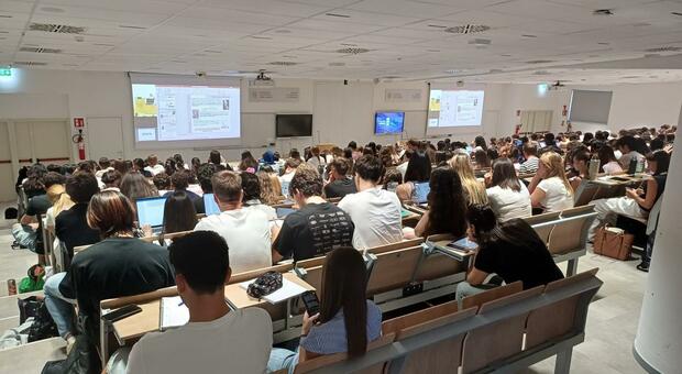 Ancona, Medicina all'Univpm, lezioni al via per 1.060 studenti: ma il ?semestre filtro? spaventa ancora