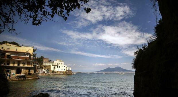  Spiagge a Posillipo, i comitati tagliano i lucchetti: «Il mare è di tutti» 