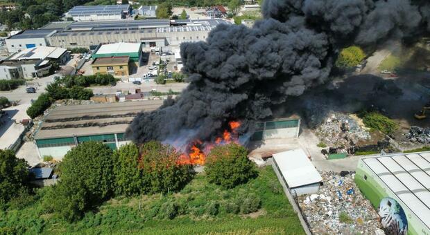  Airola, a fuoco un deposito di rifiuti: nube nera e aria irrespirabile. Allarme nel Sannio: ipotesi dolo 