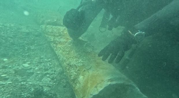  Baia sommersa: scoperta una colonna in marmo bigio alla Villa a Protiro 