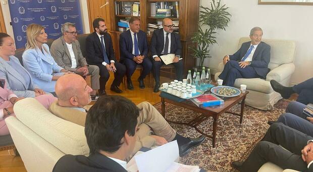  Campi Flegrei, vertice con Piantedosi, Musumeci e i consiglieri regionali del centrodestra: «Irresponsabile non chiedere Stato di emergenza» 