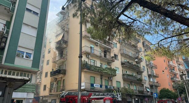  Incendio a Salerno, fiamme in un appartamento a Pastena: due persone intossicate 