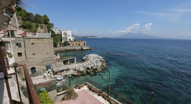  Napoli, a Posillipo lotta alla privatizzazione delle spiagge. Mare libero: «Discese aperte a tutti» 