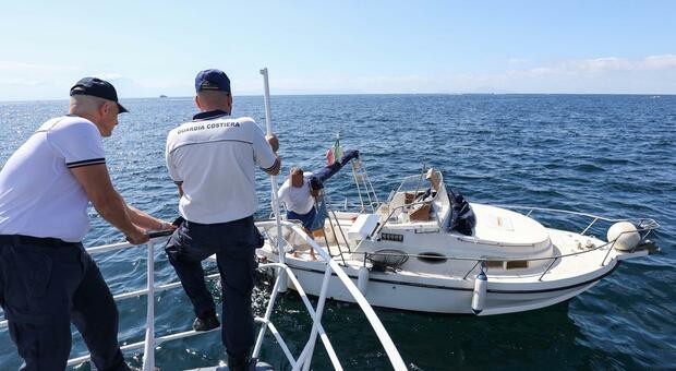  Abusi e aree protette violate, stretta della Guardia Costiera: «Trenta sanzioni al giorno» 