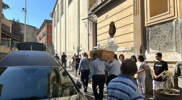 Funerali di Gena, uccisa da un incendio appiccato dalla figlia a Gragnano: «Una donna dolce fino alla fine» 