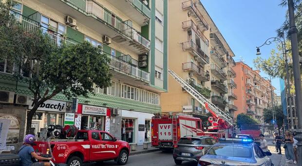  Salerno, elettrodomestico in cortocircuito. Incendio nella cucina: intossicate due persone 
