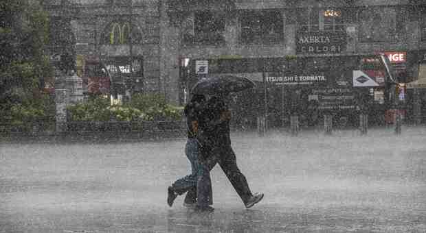 Allerta meteo a Napoli e in Campania per temporali a partite da oggi pomeriggio
