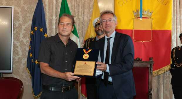 Medaglia della citt&agrave; all'artista Obey, Manfredi: &laquo;L'onorificenza suggella la sintonia con Napoli&raquo;