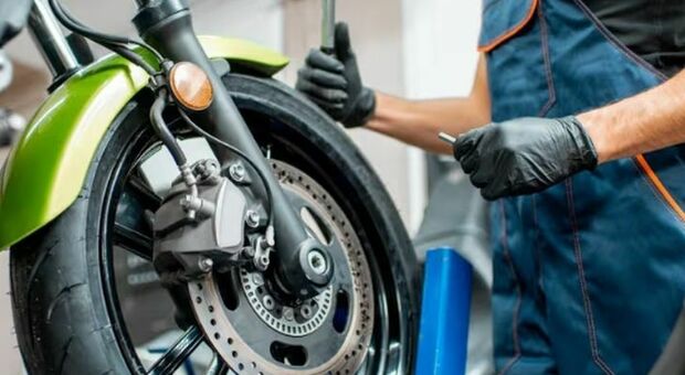  Il motorino non è ancora pronto, Far West a Napoli: meccanico ferito con un colpo di pistola 