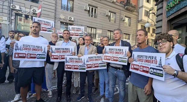  Rettifilo a Napoli, protesta dei commercianti: «Basta scippi e rapine: più controlli» 