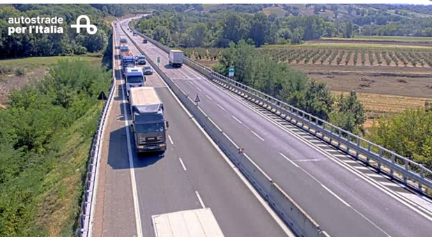  Incidente tra mezzi pesanti, traffico bloccato in direzione Napoli e chiuso tratto dell'autostrada A16 
