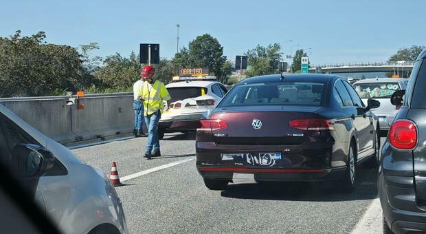  Morto schiacciato da un tir, incidente sull'A16: ecco chi è la vittima. Traffico bloccato in direzione Napoli e chiuso tratto dell'autostrada 