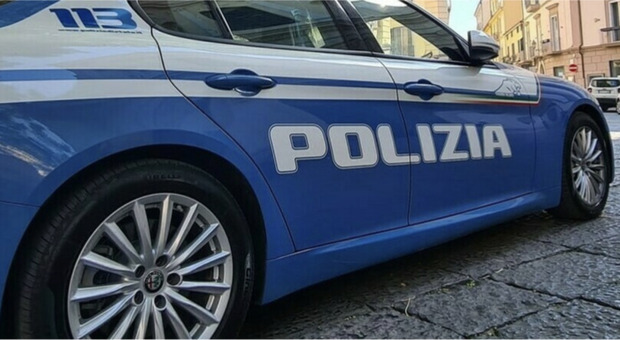  Spaccio in bici a Napoli tra i turisti, pusher perde la testa: calci e pugni contro gli agenti 